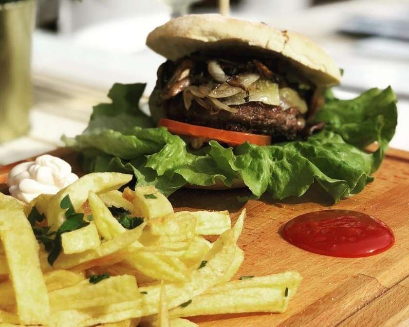 Hambúrguer de Queijo da Ilha e Cogumelos Selvagens