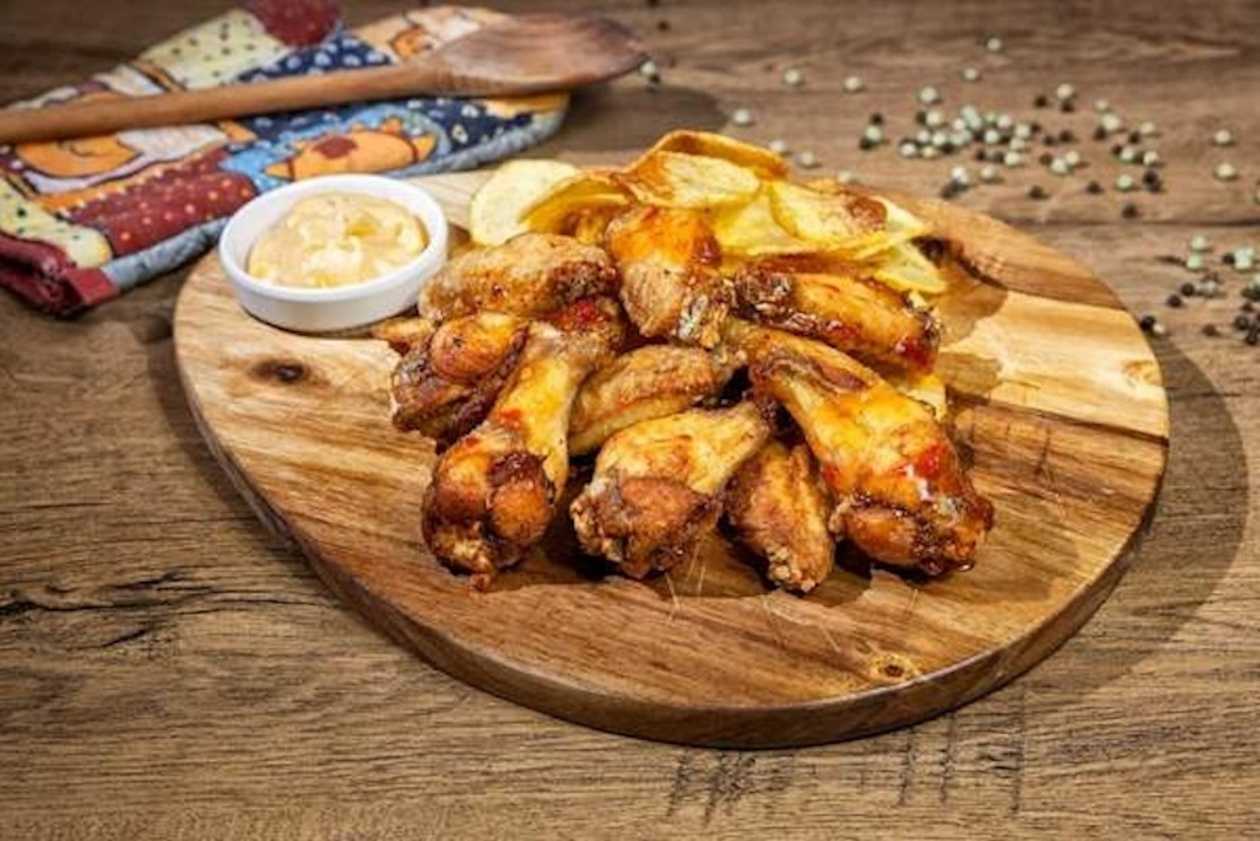 Spicy wings with potatoes chips