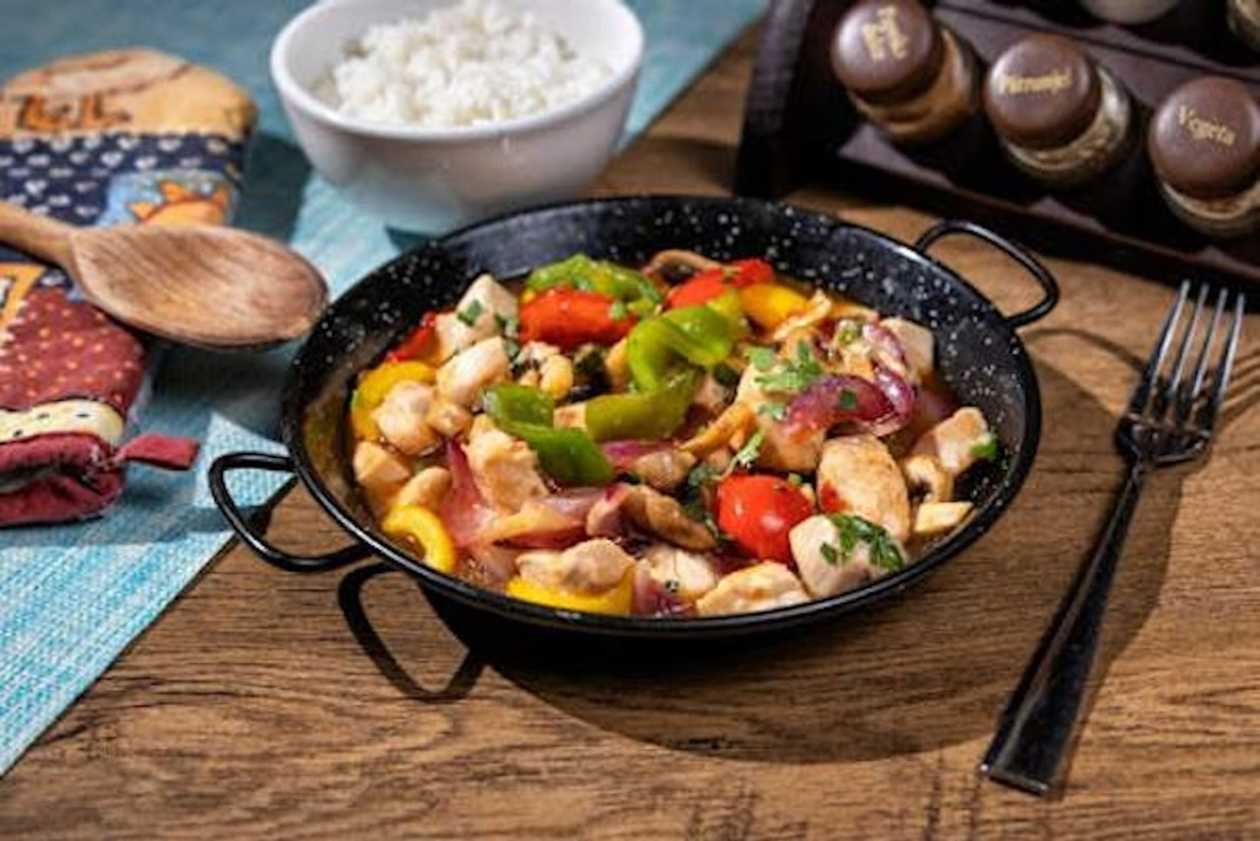Spicy pan with pork tenderloin, vegetables and rice