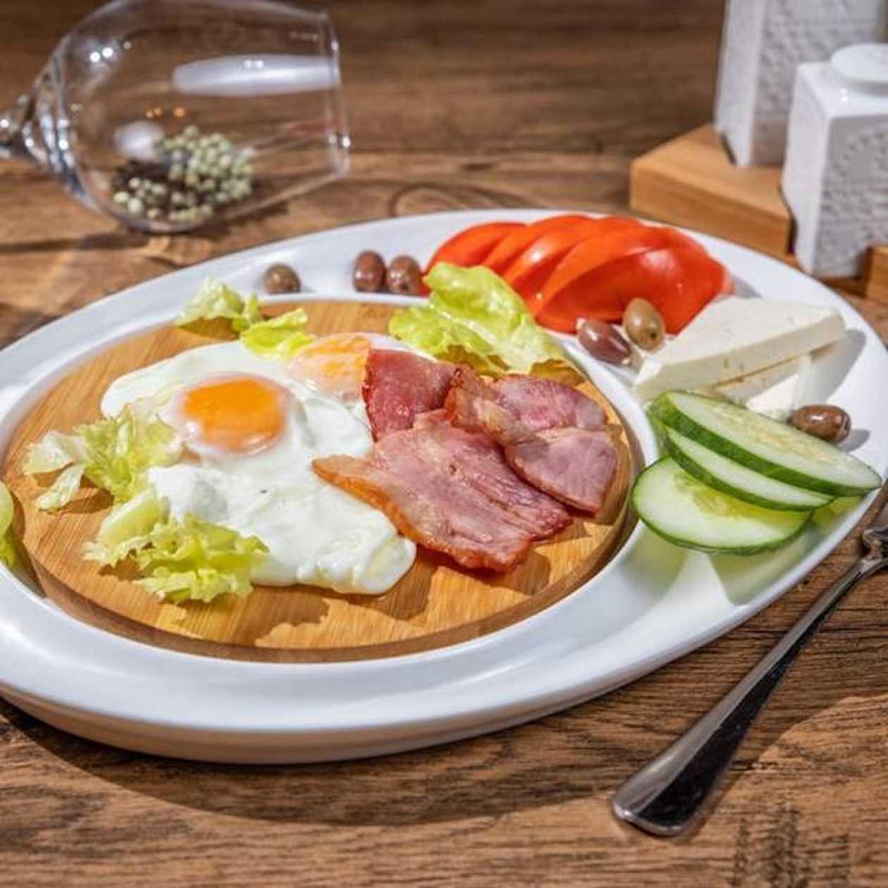 Breakfast with friedeggs