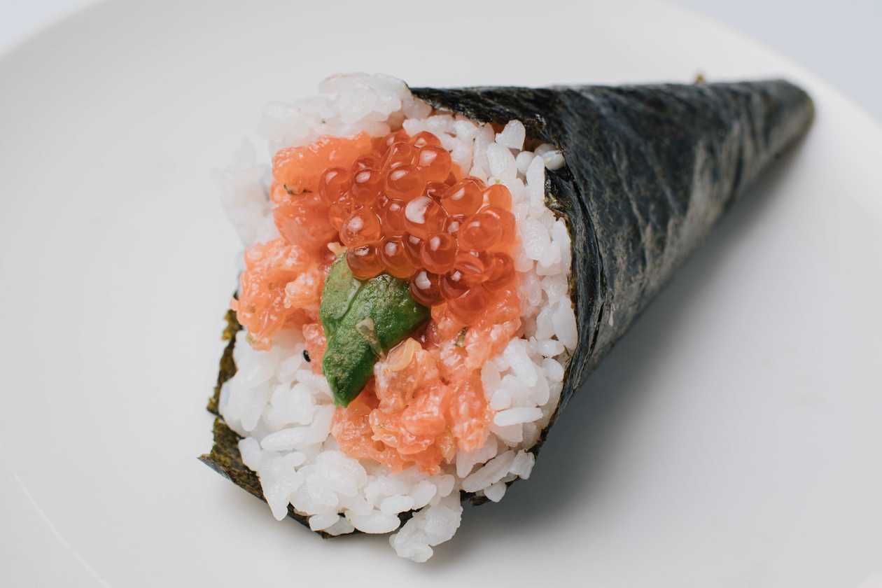 Spicy Salmon Temaki (1pc)