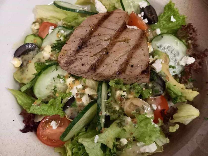 Salad with seared tuna and avocado