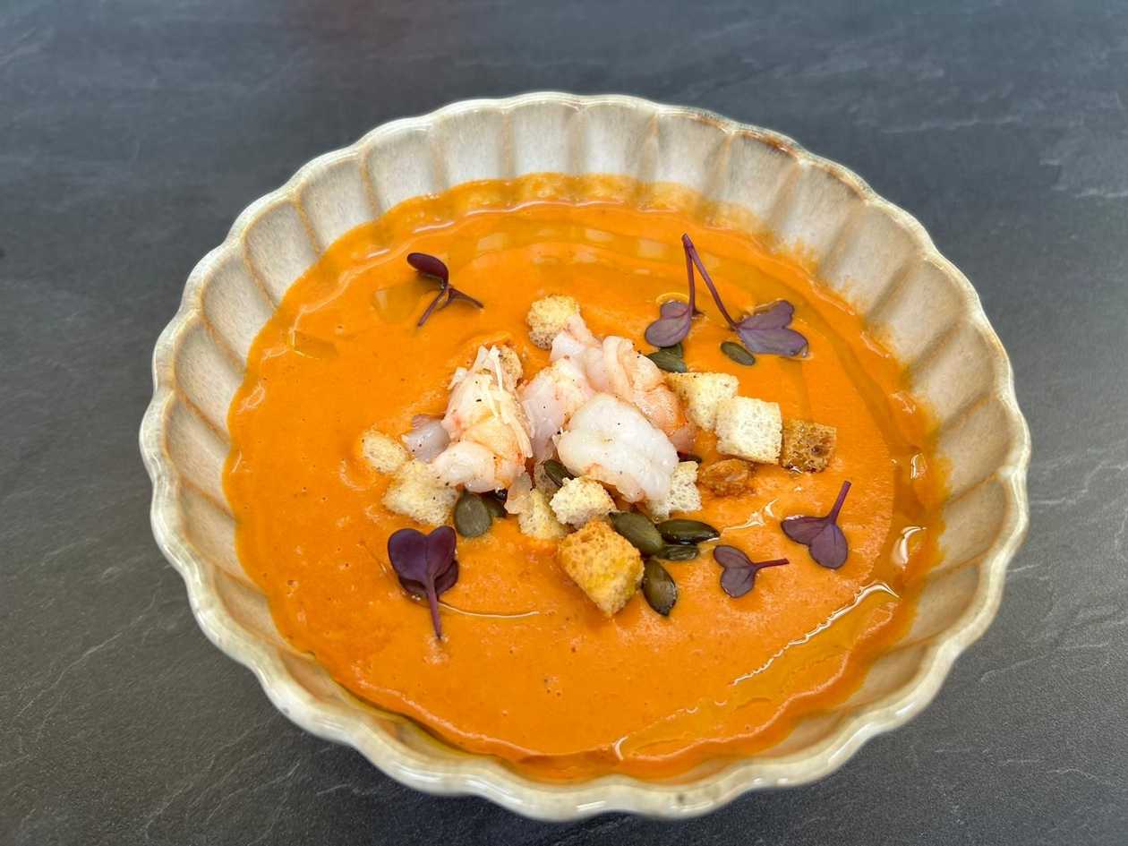 Sweet potato-paprika cream soup with tiger prawns