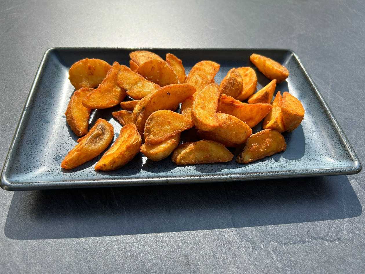 Potato wedges with sauce