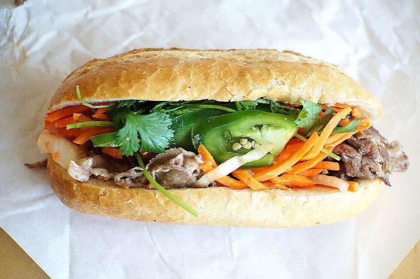 Kanapka Banh Mi z smazony wołowina
