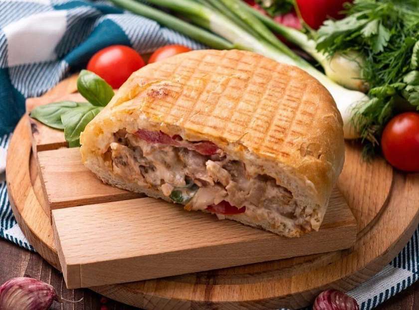Шаурма в булці з телятиною
