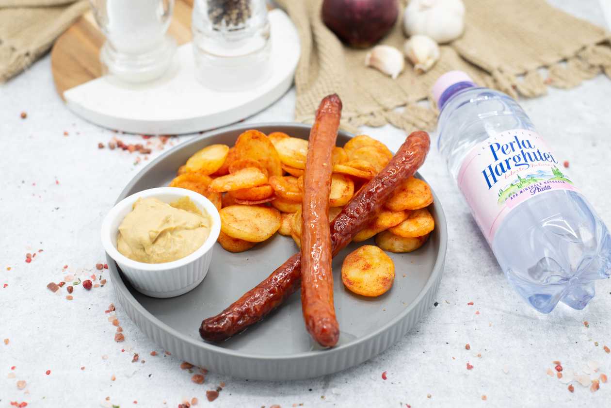 Grilled sausages,apa plata