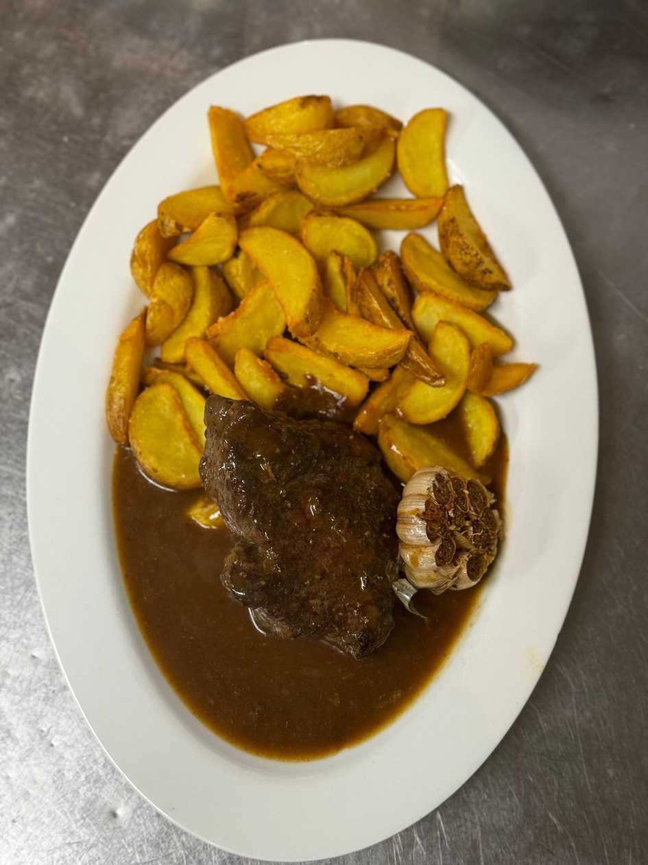 Young bull rump steak with roasted garlic and jalapeño dip (400g)