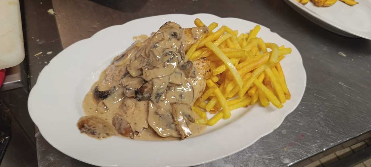 Chicken breast with champignons in cream sauce