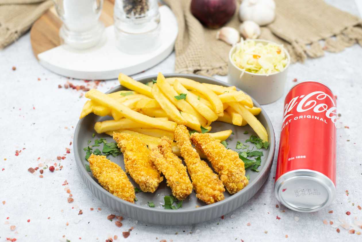 Crochete de pui cu fulgi si parmezan,cartofi prajiti,salata de varza alba,Coca Cola