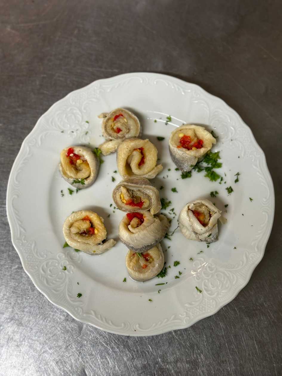 Fish patties with chilli pepper and bread