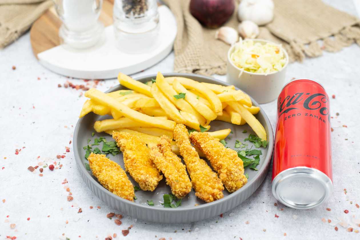 Crochete de pui cu fulgi si parmezan,cartofi prajiti,salata de varza alba,Coca Cola zero