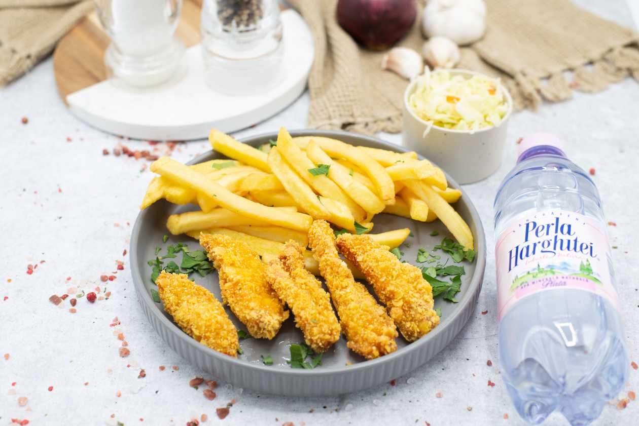 Crochete de pui cu fulgi si parmezan,cartofi prajiti,salata de varza alba,apa plata