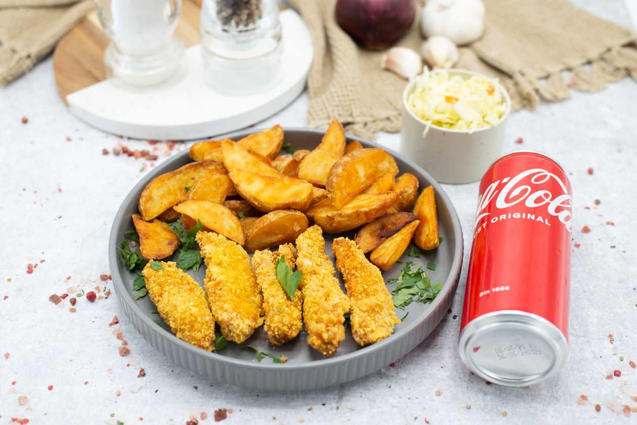 Crochete de pui cu fulgi si parmezan,cartofi wedges,salata de varza alba,Coca Cola