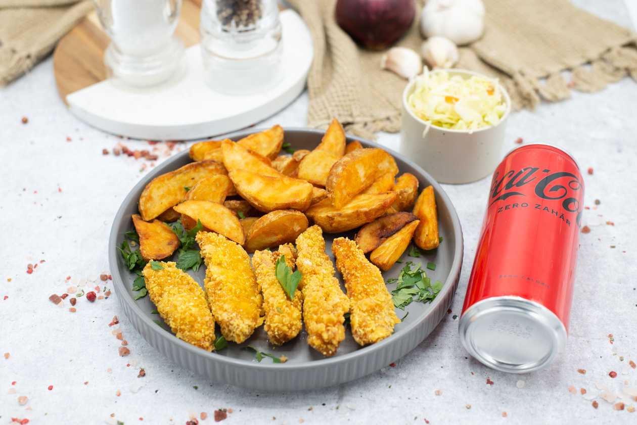 Crochete de pui cu fulgi si parmezan,cartofi wedges,salata de varza alba,Coca Cola zero