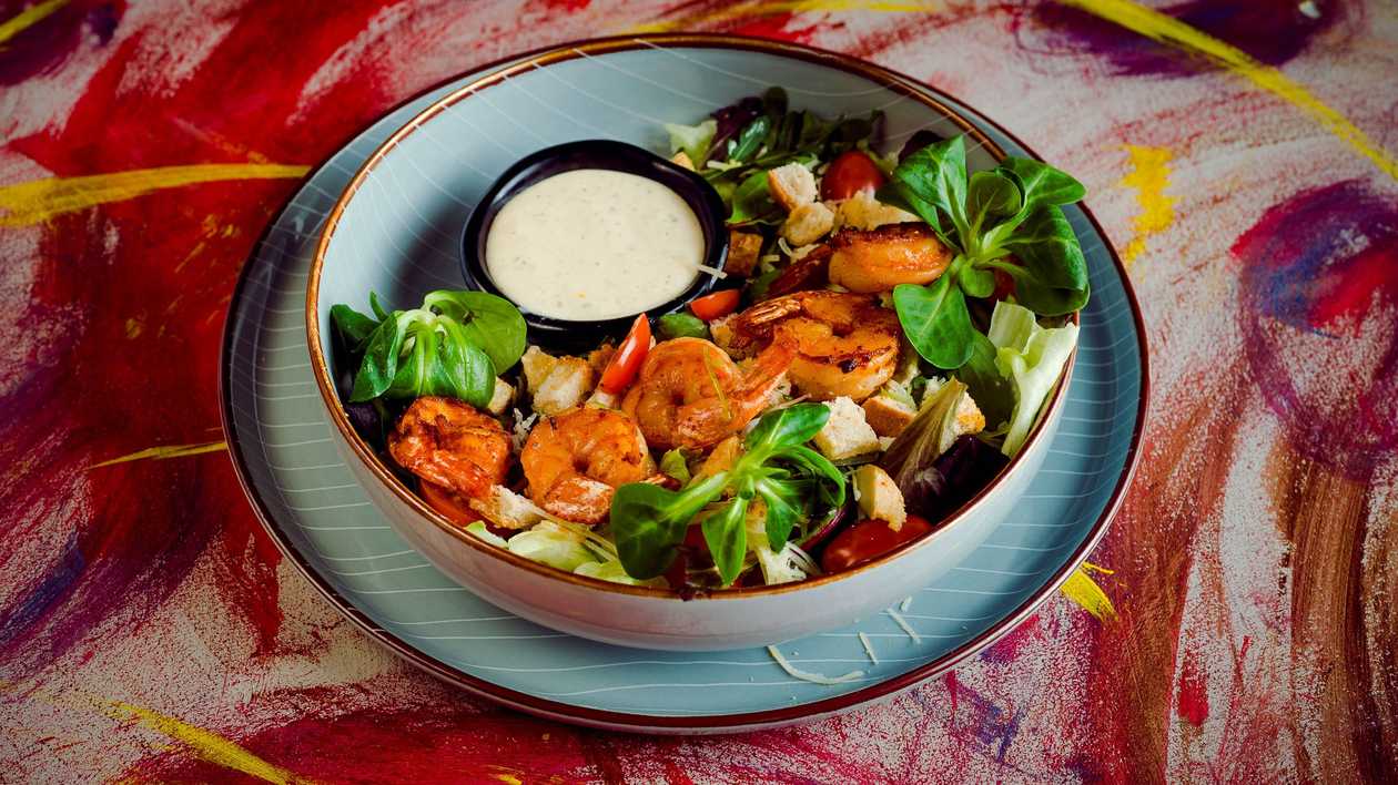 Zaļie salāti ar tīģergarnelēm un "Cēzara mērci"