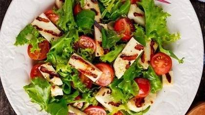 Halloumi salata
