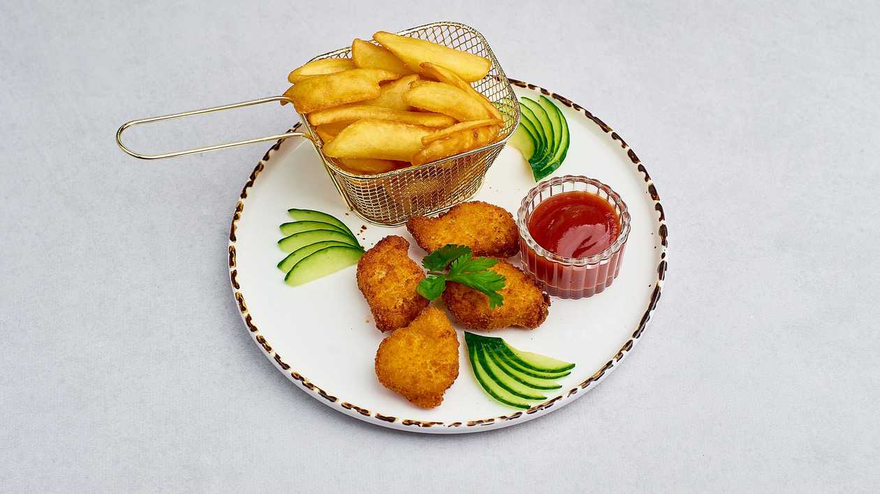 Nuggets: Chicken / Fish  + Frytki + Ketchup
