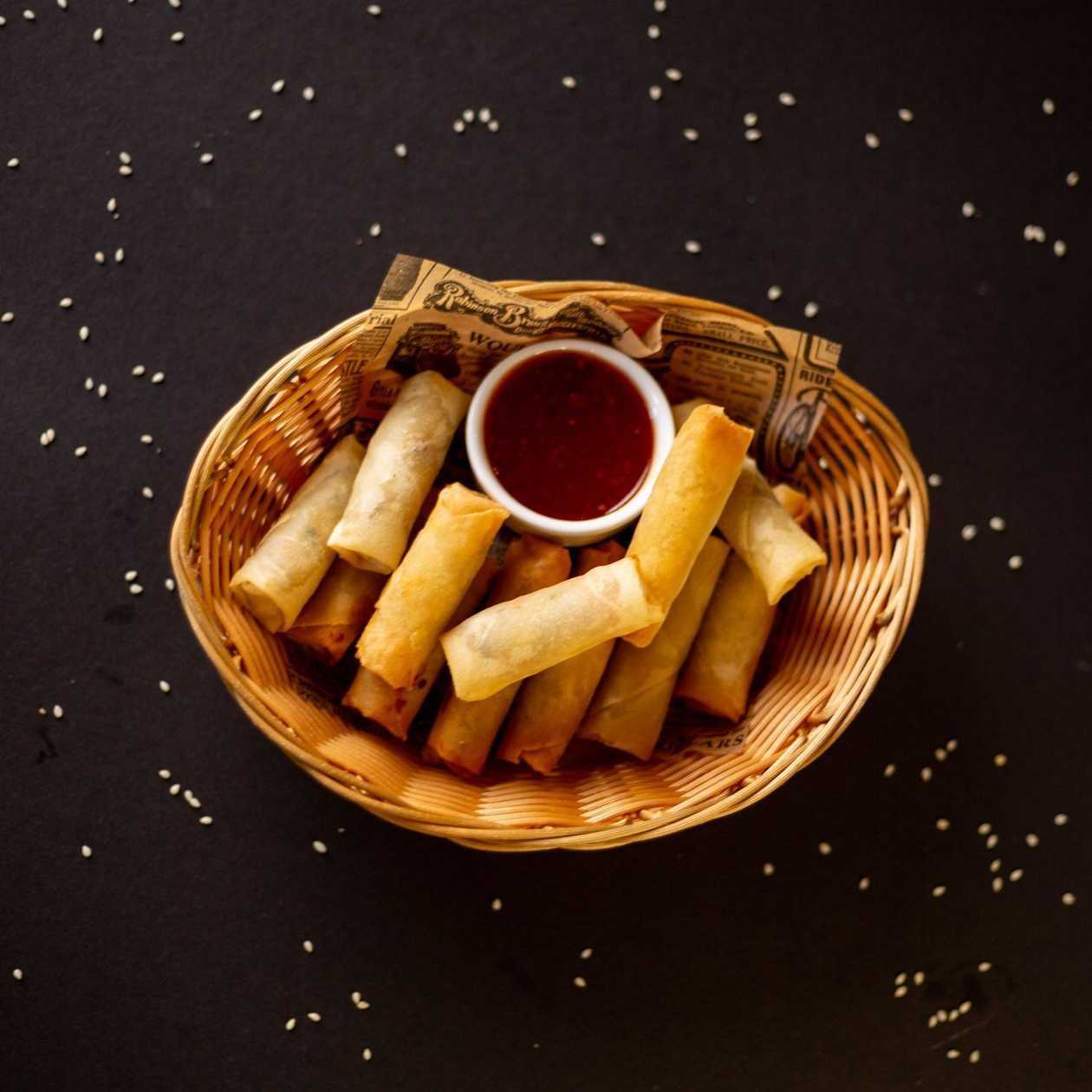 Spring rolls ar saldskābo čili mērci