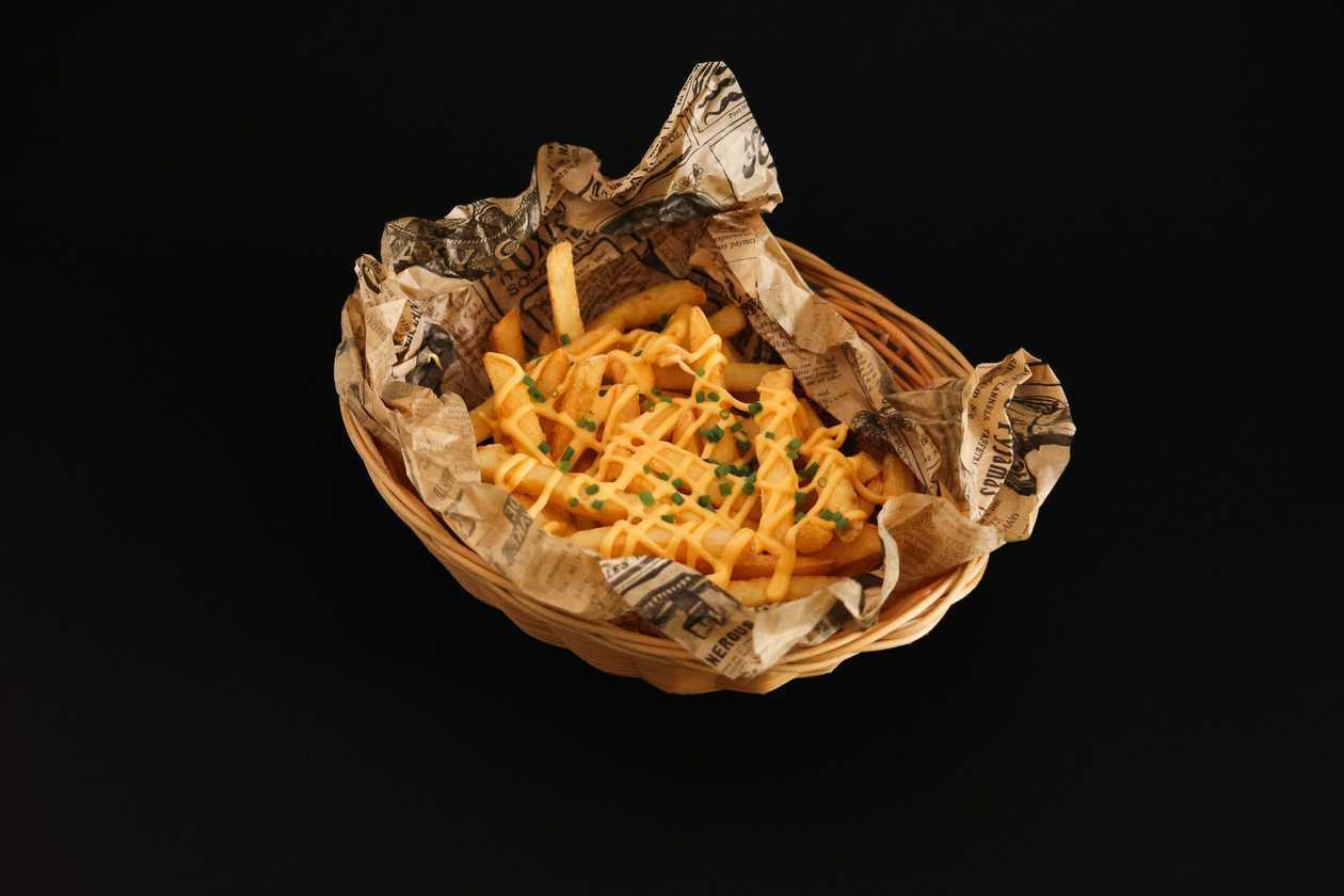 "Dirty fries" ar Čedaras siera mērci
