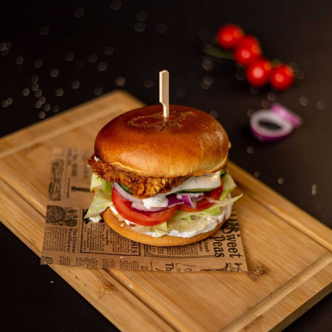 Kraukšķīgas vistas filejas burgers