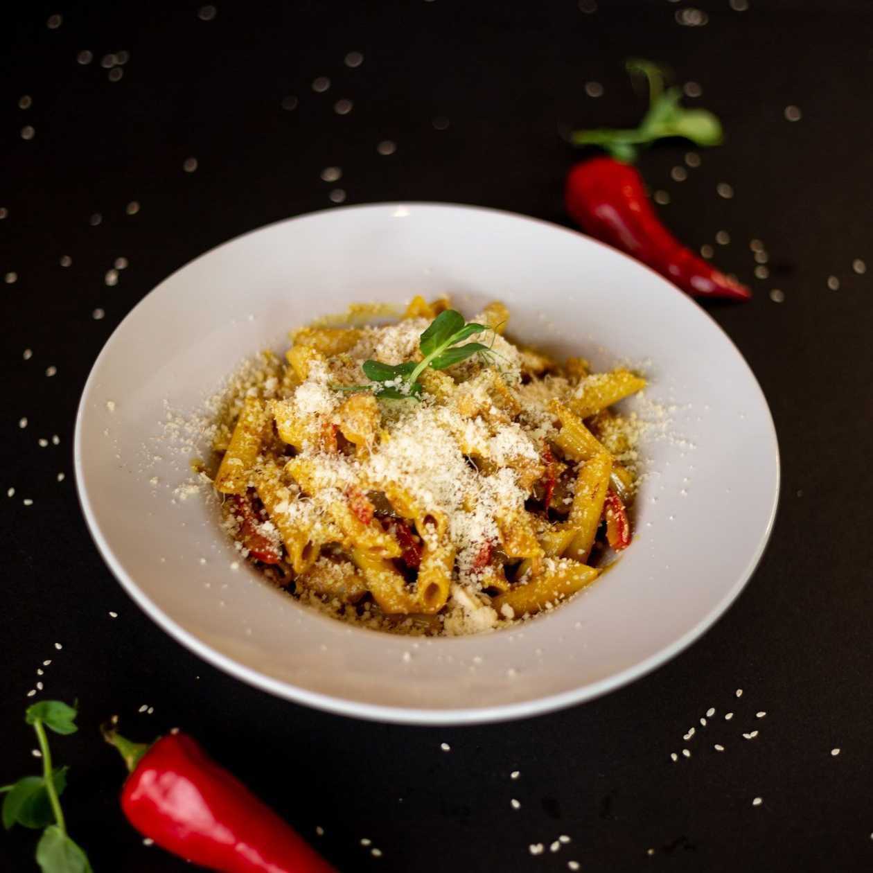 Penne ar vistu un papriku karija mērcē