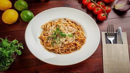 Spageti ar bekonu un ceptiem sīpoliem