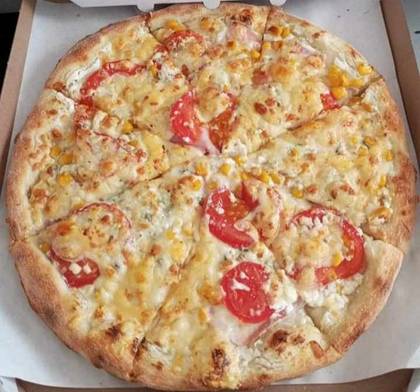 Cream-tomato pizza