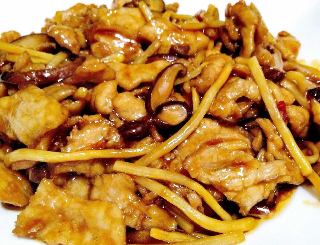 Nr 19. Kiauliena su xiang gu grybais ir cukinijomis sojos padaže