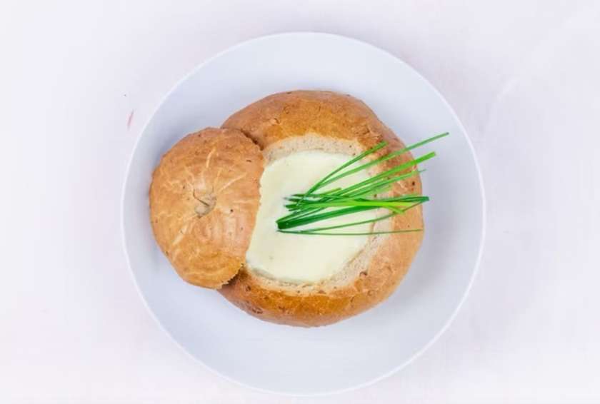 Broth with garlic and cream