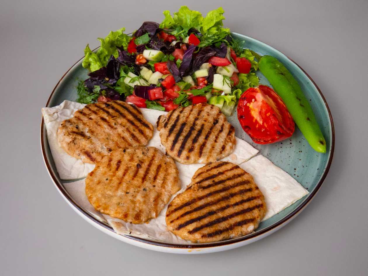 Toyuq Köftə (Qarnirlə)