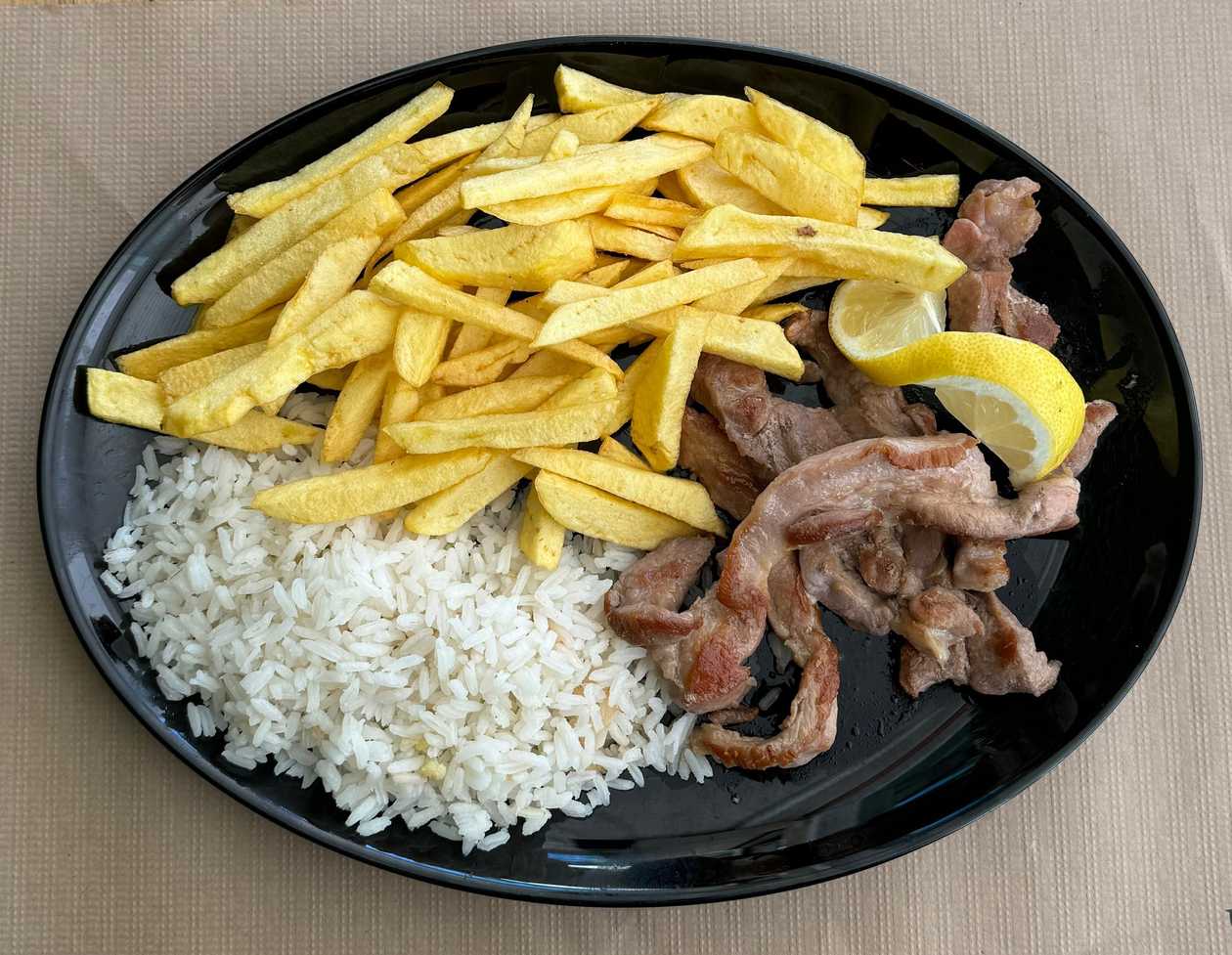 Lagartinhos de Porco com Batatas Fritas e Arroz ,