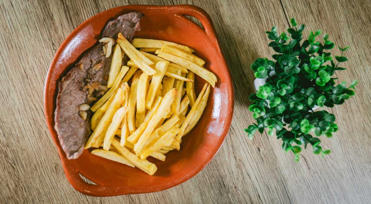 Prego no Prato com Batatas Fritas