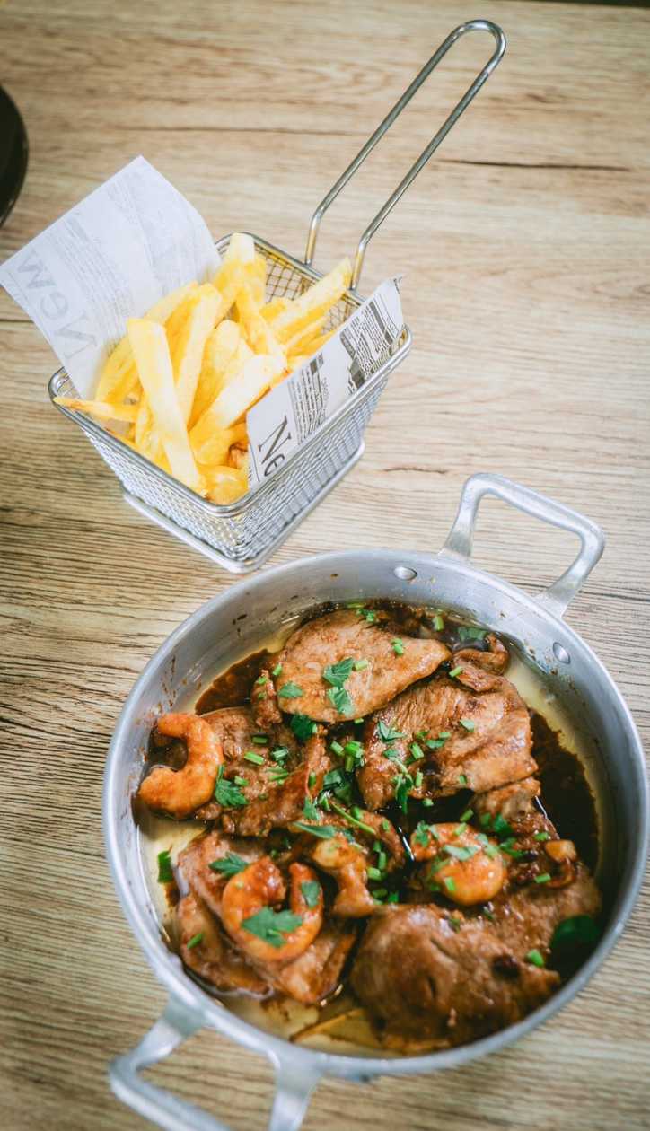 Lombinhos de Porco à Guilho com Batatas Fritas