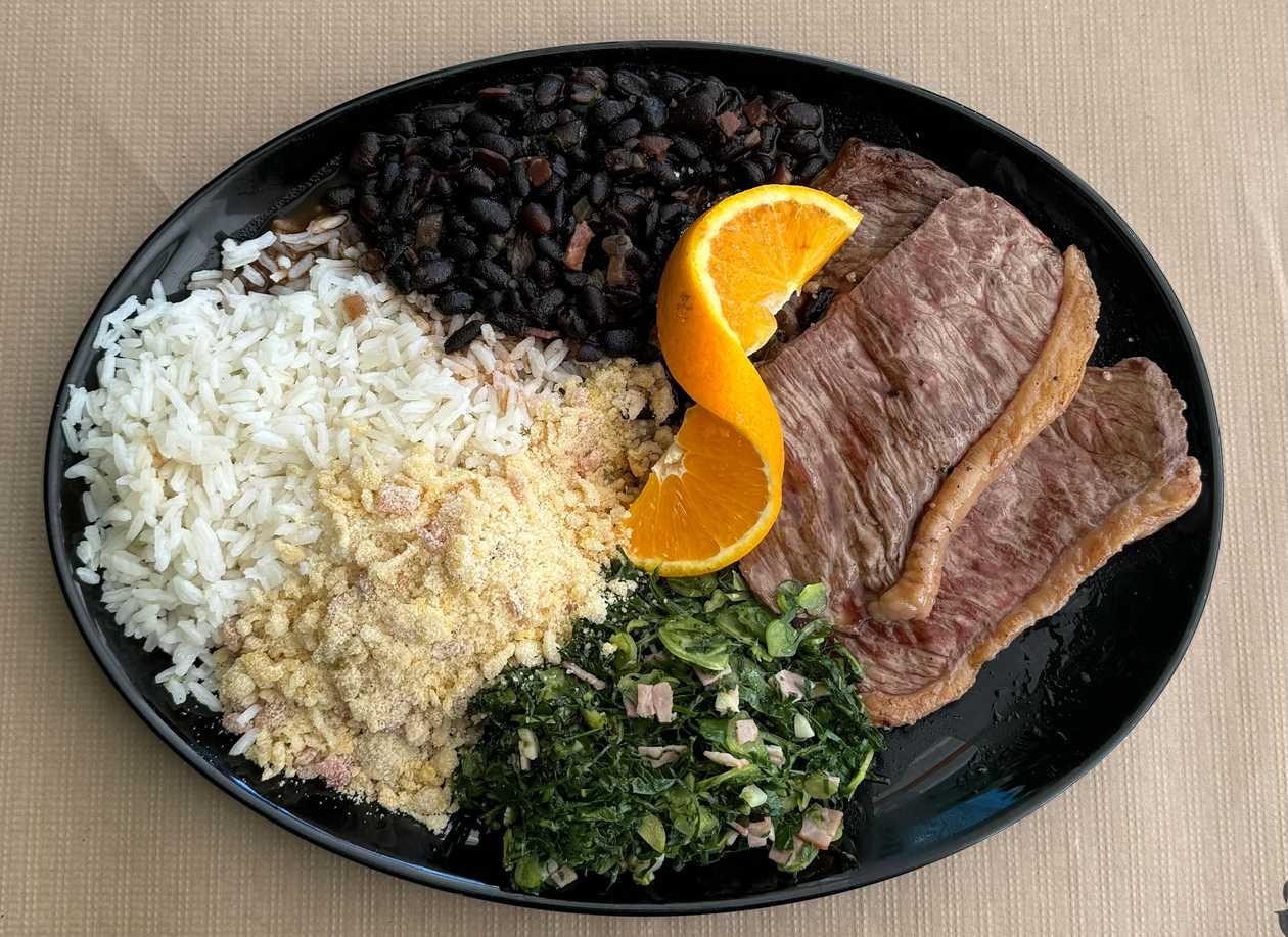 Picanha com Arroz, Feijão Preto, Couve Mineira e Farofa