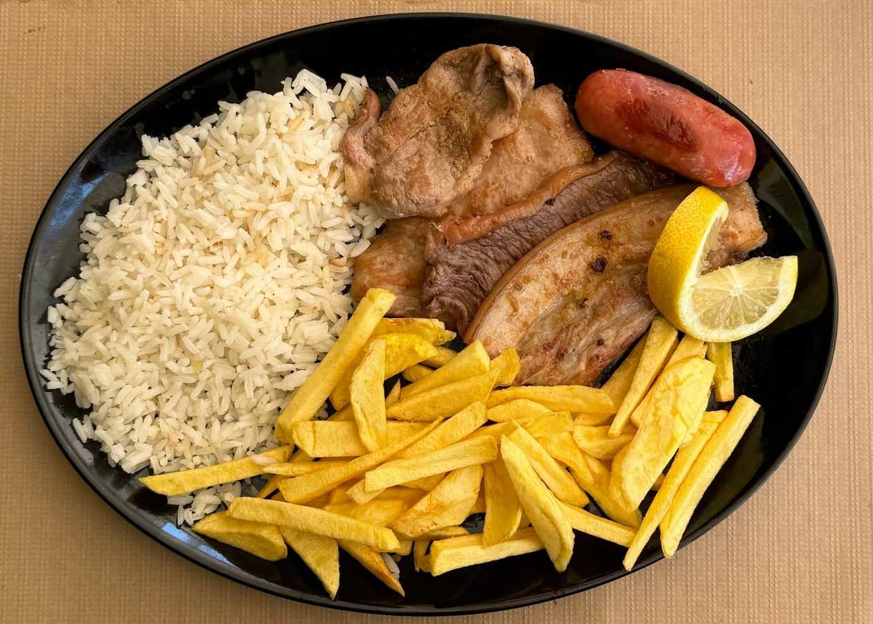 Grelhada Mista com Batatas Fritas e Arroz