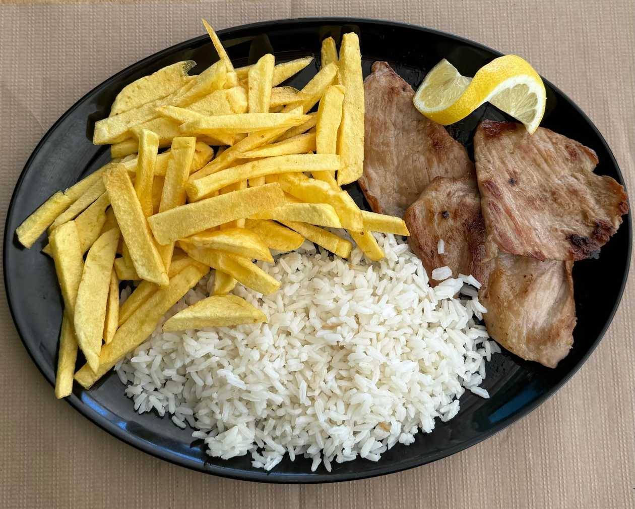 Secretos de Porco com Batatas Fritas e Arroz