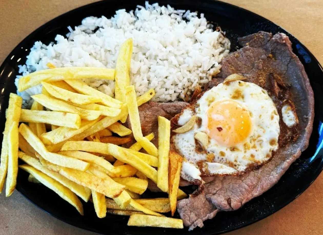 Bitoque com Arroz Batatas Fritas e Ovo