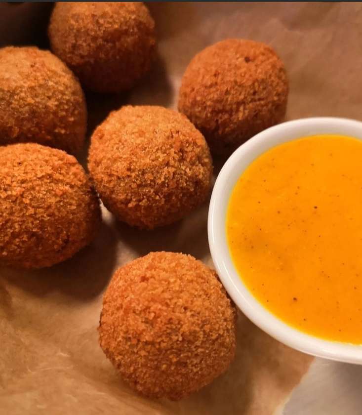 Bolinhas de Alheira com Molho de Mostarda e Mel