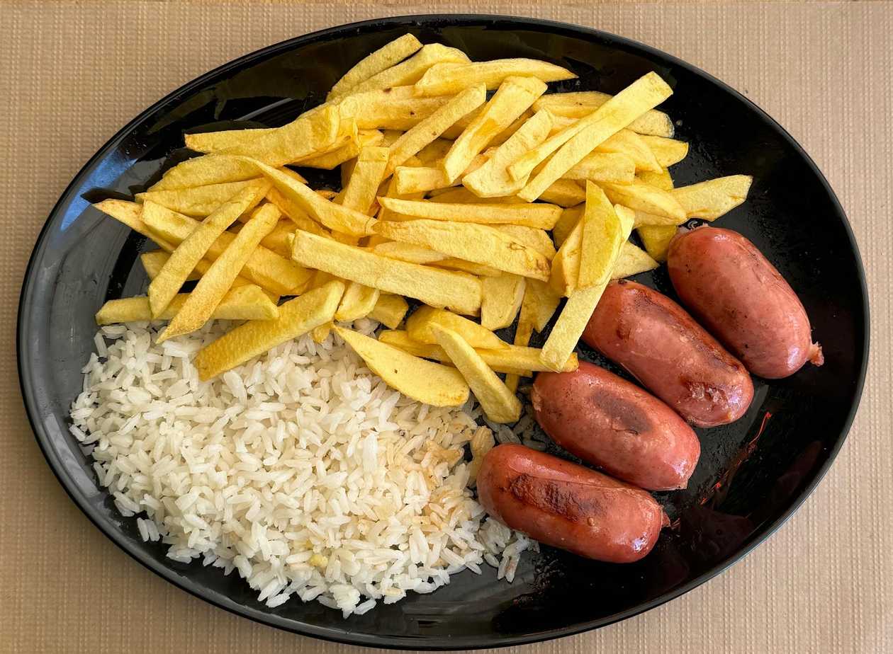 Salsichas Toscanas com Batatas Fritas e Arroz