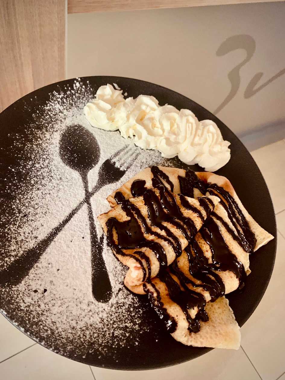 Pancakes with Nutella, fruit and chocolate