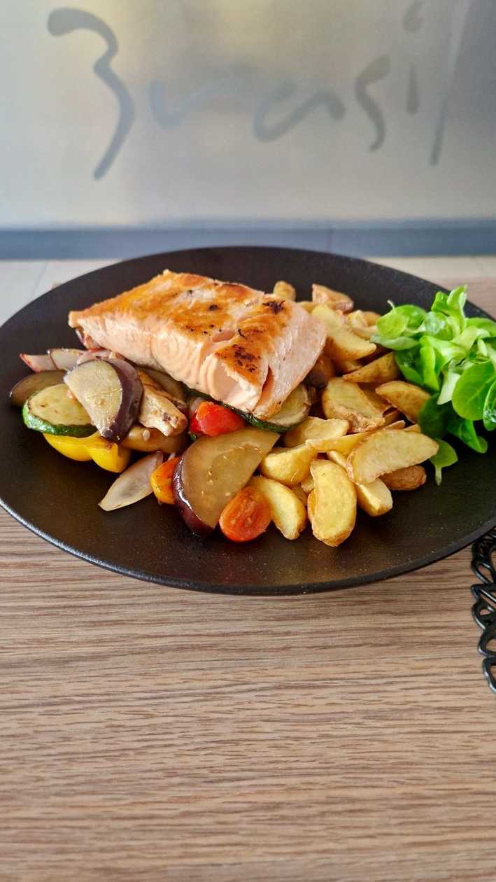 Salmon steak, grilled vegetables