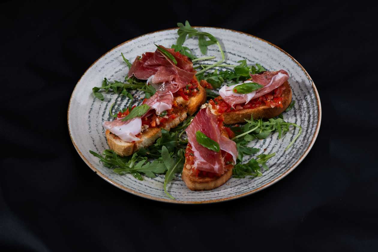 Bruschetta with tomatoes and prosciutto