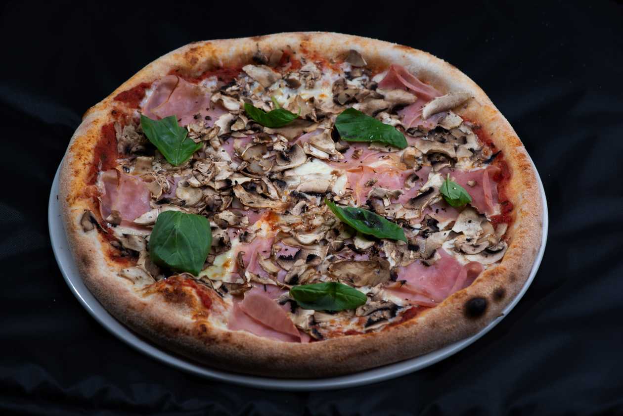 Prosciutto e funghi pizza
