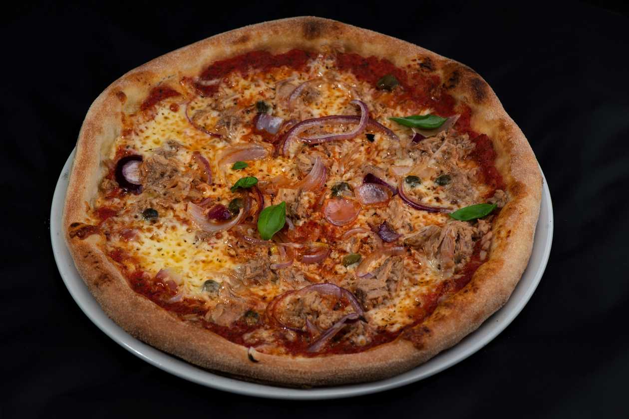 Tonno e cipolla pizza