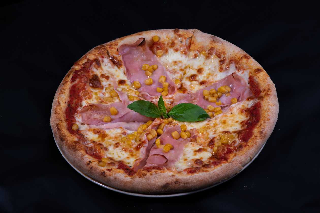 Prosciutto cotto and corn pizza