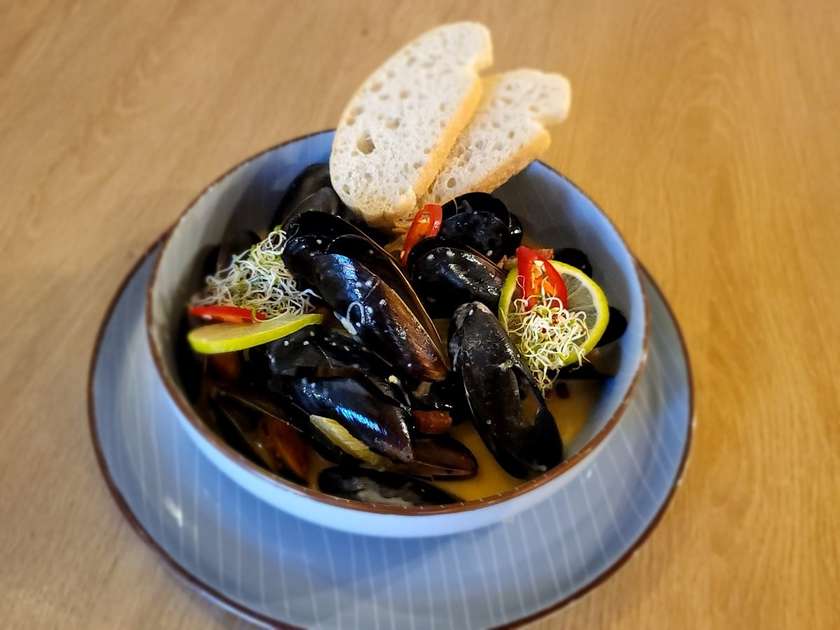 Mīdija baltvīna mērci un chorizo