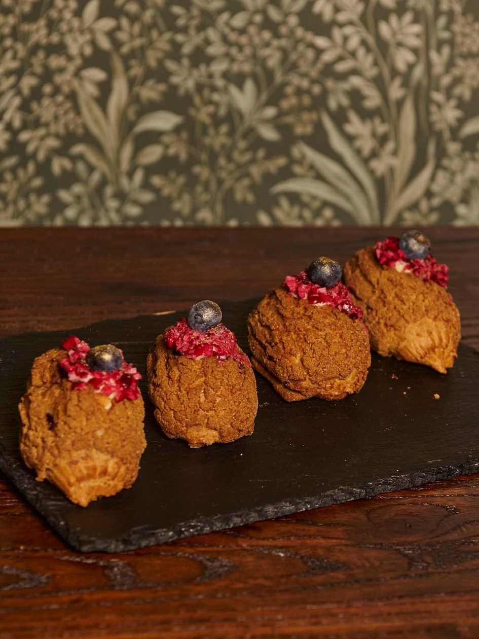 Éclair with vanilla filling and crispy topping