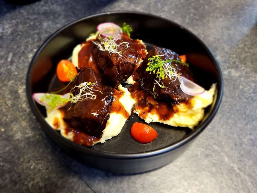 Liellopa vaigi sarkanvīna mērcē ar kartupeļu biezeni