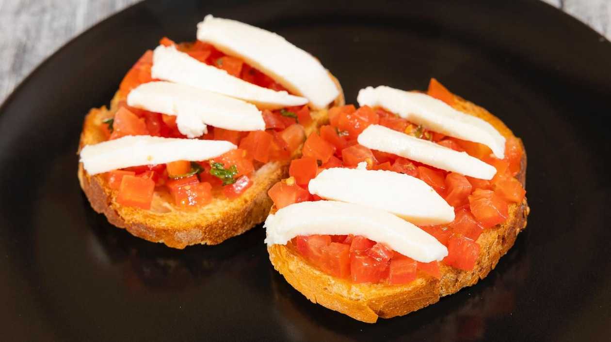 Bruschetta Al Pomodoro & Mozzarella